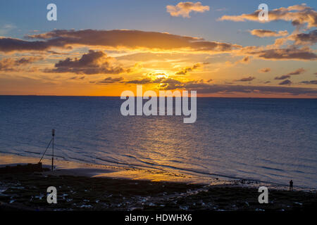 Blick über Strand und The Wash bei Sonnenuntergang. Hunstanton, Norfolk, England. Oktober. Stockfoto