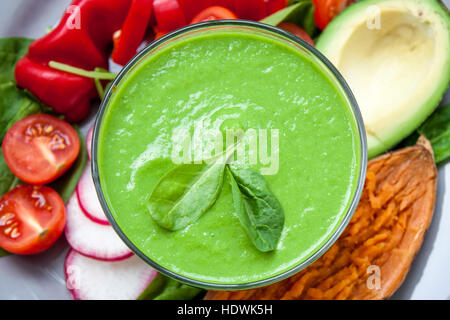 Grüne Erbsen Spinat-Basilikum-Pesto und Zutaten in eine Schüssel auf einem hölzernen Hintergrund weiß. Liebe für eine gesunde Rohkost-Konzept. Stockfoto