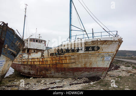 Zerstörte Schiffe den Hafen von Camaret-sur-Mer, Halbinsel Crozon, Bretagne, Frankreich Stockfoto