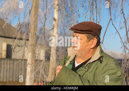 Outdoor Portrait eines bärtigen ukrainischen Bauern stehen unter Birkenbaum im Herbst-Saison Stockfoto