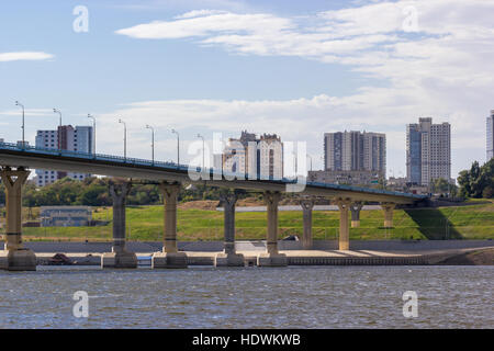 Urbanen Blick auf den Hintergrund der Brücke über den Fluss Stockfoto