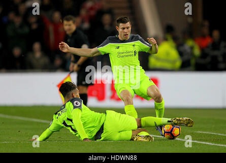 Liverpools Roberto Firmino (links) und Liverpools James Milner (hinten) beide für den Ball während der Premier League gehen match bei Riverside Stadium, Middlesbrough. Stockfoto