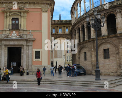 Eine inoffizielle Skyway vom Typ "Bridge of Sighs" in Placa de la mare de deu, Valencia, Spanien Stockfoto