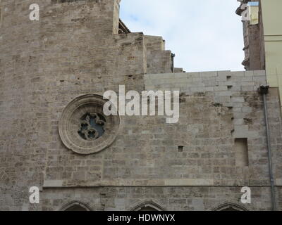 Abschnitt der bröckelnden Mauer von Santa Catalina Kirche, Valencia, Spanien Stockfoto