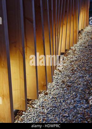 Blick entlang der äußeren Holz Verkleidung in der Abenddämmerung. Weißrussische Gedenkkapelle, London, Vereinigtes Königreich. Architekt: Spheron Architekten, 2016. Stockfoto