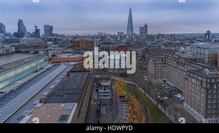 London, UK 12. Dezember 2016: eine Ansicht von London gesehen von der Tate Gallery in Richtung The Shard Stockfoto