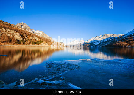 Winterlandschaft am Silsersee in der Schweiz Stockfoto