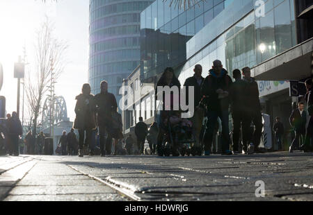 Weihnachts-Einkäufer in High Street, Birmingham, West Midlands, England, UK Stockfoto