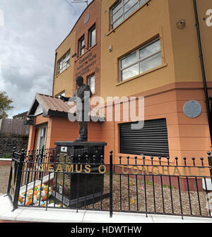 Belfast fällt Rd republikanischen Statue von James Connolly / Seamus Ó Conghaile außerhalb der Gesellschaft HQ Büro. Aufgestellt März 2016 Stockfoto