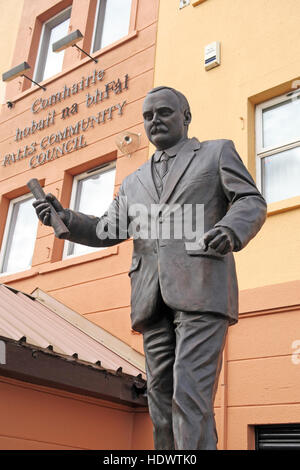 Belfast fällt Rd republikanischen Statue von James Connolly / Seamus Ó Conghaile außerhalb der Gesellschaft HQ Büro. Aufgestellt März 2016 Stockfoto