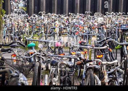 Amsterdam, Niederlande - 18.09.2015: große Fahrrad-Parken in der Innenstadt drängten sich wie gewohnt bei Tag Stockfoto