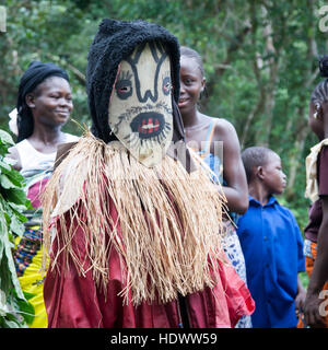 Mende-Menschen tanzen mit Gbeni-Maske im Gola-Regenwald Stockfoto