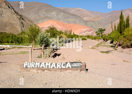 Zeichen von Purmamarca in die farbenfrohe Tal der Quebrada de Humahuaca in der Provinz Jujuy, Argentinien. Stockfoto