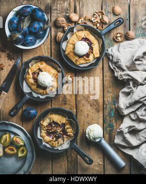 Pflaume und Walnuss Crostata pie mit Eisportionierer in Pfannen Stockfoto