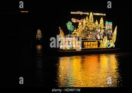 Eine beleuchtete float wirft seine Reflexion über den Tonle Sap Fluss während der Kambodschanischen Water Festival, Phnom Penh, Kambodscha. © kraig Lieb Stockfoto