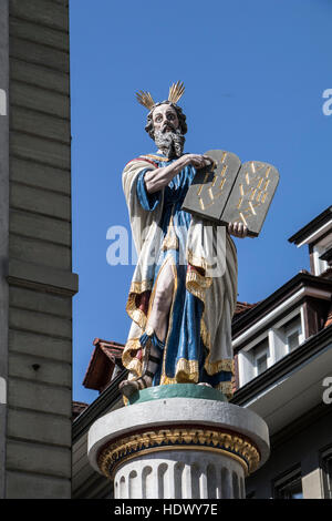 Statue in öffentlichen Brunnen auf Straßen-Brunnen in Bern, Schweiz Stockfoto