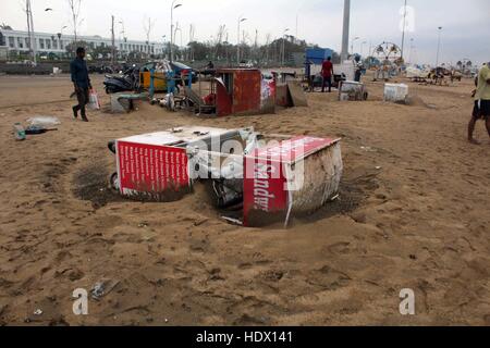 Sandwich Food Stall beschädigt, Cyclone Vardah, Marina Beach, Madras, Chennai, Tamil Nadu, Indien, Asien Stockfoto