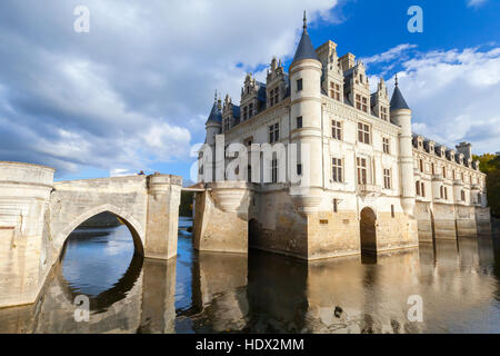 Chenonceau, Frankreich - 6. November 2016: Äußere des Chateau de Chenonceau, mittelalterliche Burg, Loire-Tal. Es entstand im 15. Jahrhundert, Mischung der späten G Stockfoto