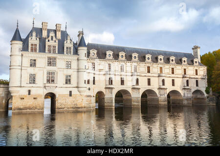 Chenonceau, Frankreich - 6. November 2016: Fassade des Chateau de Chenonceau, mittelalterliche Burg, Loire-Tal. Es wurde im 15. Jahrhundert erbaut, Mischung der späten bekam Stockfoto