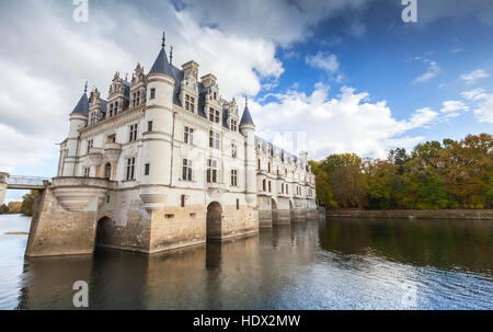 Chenonceau, Frankreich - 6. November 2016: Chateau de Chenonceau am Fluss, mittelalterliche Burg, Loire-Tal. Es wurde im 15. Jahrhundert, Mischung der letzten Zeit gebaut. Stockfoto