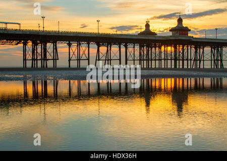 Blackpool, Lancashire, UK. 14. Dezember 2016. Großbritannien Wetter: Sonnenuntergang über Blackpool, Lancashire: 14. Dezember 2016. Stockfoto