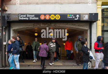 NEW YORK - 2. Mai 2016: Unbekannte Leute vor dem Eingang der Canal Street u-Bahn in Chinatown, Manhattan Stockfoto