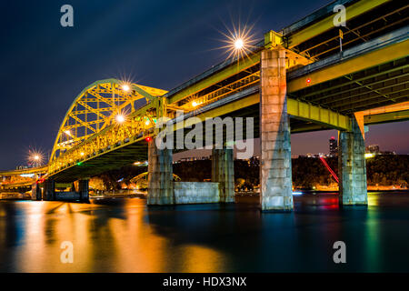 Fort Duquesne Brücke überspannt Allegheny River in Pittsburgh, Pennsylvania Stockfoto