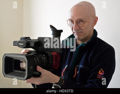 Clive Tully FRGS halten professionelle Videokamera Panasonic AG-DVX200 Stockfoto