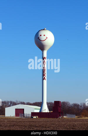 Der Wasserturm für die Stadt Watseka in Illinois. Stockfoto