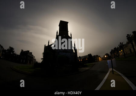 Landkirche Silhouette bei Mondschein Stockfoto