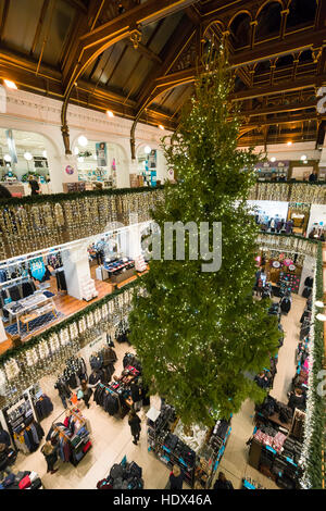 Edinburgh-Weihnachten-Tourismus, Schottland - Interieur des Jenners Store, Princes Street. Stockfoto