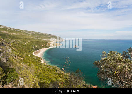Panoramablick auf den Arrabida-Nationalpark und der sandige Strand Portinho in Richtung Stadt Setubal, Portugal Stockfoto