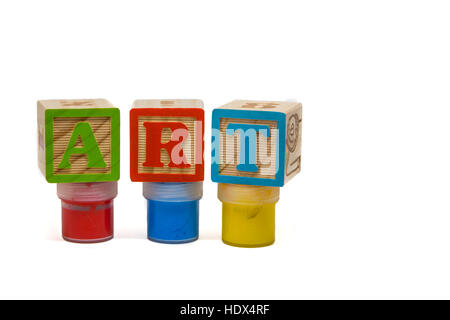 Das Wort Kunst aus Holz Buchstaben-Würfel auf Flaschen mit Farbe, isoliert auf weißem Hintergrund stehen gebaut Stockfoto