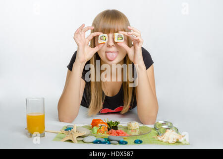 Junges Mädchen Ihre Augen Rollen und streckte ihre Zunge Stockfoto