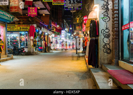 Einen belebten Markt Straße in Thamel bei Nacht Stockfoto