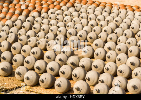 Keramik ist das Trocknen in der Sonne in den Straßen Stockfoto