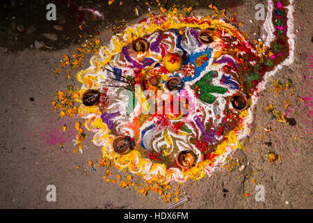 Ein buntes Mandala besteht aus Colorpowder und Kerzen für das Tihar-festival Stockfoto