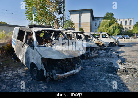 Ausgebrannte Autos, Bahnhofstrasse, Magdeburg, Sachsen-Anhalt, Deutschland Stockfoto