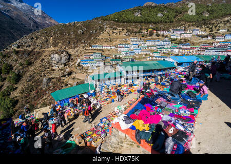 Die Waren werden im wöchentlichen lokalen Markt in Namche Bazar verkauft Stockfoto