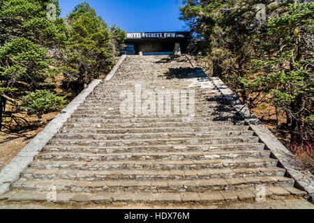 Die Treppe zum Everest View Hotel, befindet sich hoch über Namche Bazar auf 3900m Höhe Stockfoto