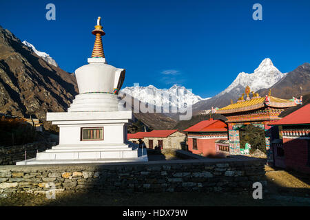 Der Stupa des Klosters tengboche Gompa, die Berge Mt.Everest (8848 m) und Ama Dablam (6856 m) in der Ferne Stockfoto