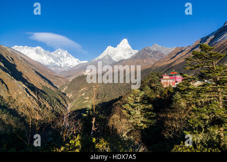 Das Kloster Tengboche Gompa auf einem Bergrücken hoch über dem Tal, die Berge Mt.Everest (8848 m) und Ama Dablam (6856 m) in der Ferne Stockfoto