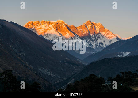 Das massiv von den Bergen rund um den Mt. Everest (8848 m) bei Sonnenuntergang, von tengboche gesehen Stockfoto