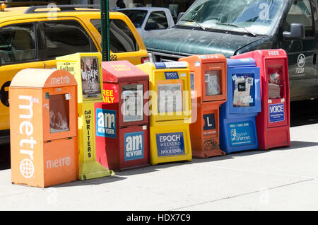 kostenlose Zeitung Spender in einer Straße von Manhattan