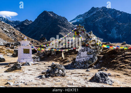 Die Gedenkstätte für Menschen, die ihr Leben am Mt verloren. everest (8848 m), an thokla La Stockfoto