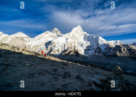 Das massiv von den Bergen rund um den Mt. Everest (8848m) und Nuptse (7861m) bei Sonnenuntergang gesehen aus Kala Pathar (5545m) Stockfoto