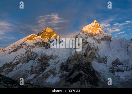 Das massiv von den Bergen rund um den Mt. Everest (8848m) und Nuptse (7861m) bei Sonnenuntergang gesehen aus Kala Pathar (5545m) Stockfoto