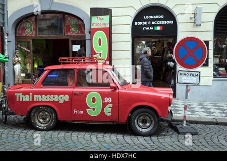 Ein Trabant Auto verwendet, um eine Thai-Massage-Salon in Malá Strana, Prag zu werben Stockfoto