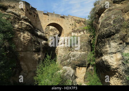 Puente Viejo von unten in Ronda, Spanien. Stockfoto