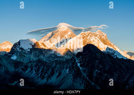 Der Berg Mount Everest (8848m) mit einer weißen Wolke an der Spitze, gesehen vom Gokyo Ri (5360m) bei Sonnenuntergang Stockfoto